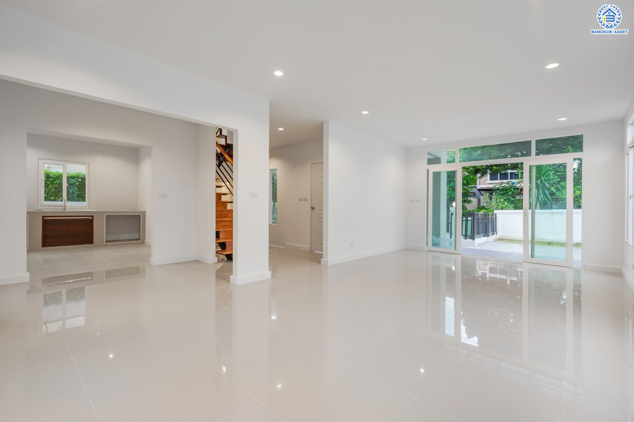 บ้านมือสองตกแต่งใหม่ ม.เดอะแพลนท์ วัชรพล หลังมุม เนื้อที่ 54 ตร.ว. ฟังก์ชัน 3 ห้องนอน 3 ห้องน้ำ จอดรถได้ 2 คัน Facilities ครบครัน บนทำเลเชื่อมต่อหลายเส้นทาง ถ.รามอินทรา ถ.สายไหม และ ถ.พหลโยธิน ใกล้สนามบินดอนเมือง ทางด่วน "รามอินทรา" และรถไฟฟ้าสายสีเขียว "สถานีคูคต"